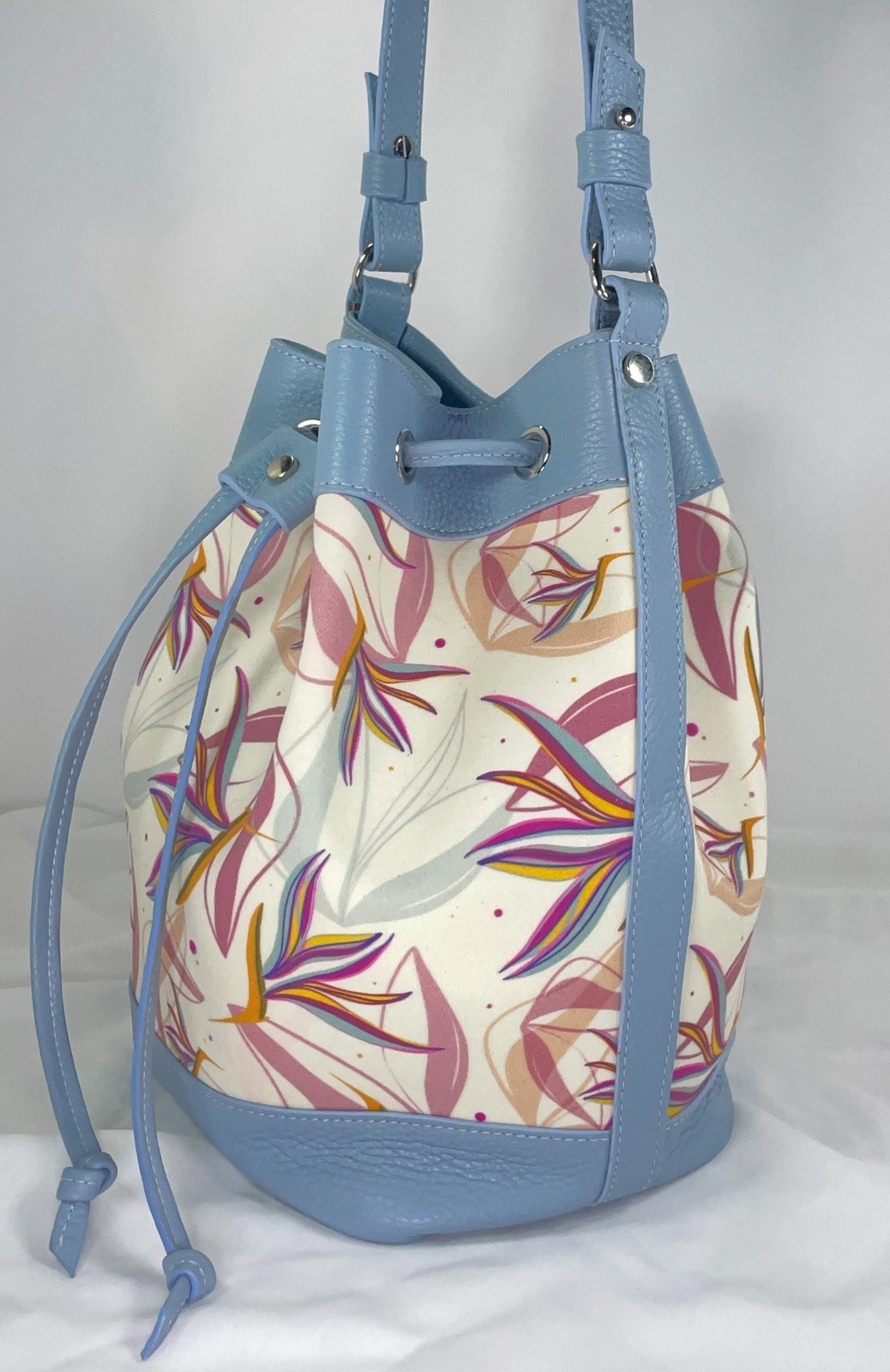 Secchiello KUSAMA azzurro artico e stampa Sterlizia