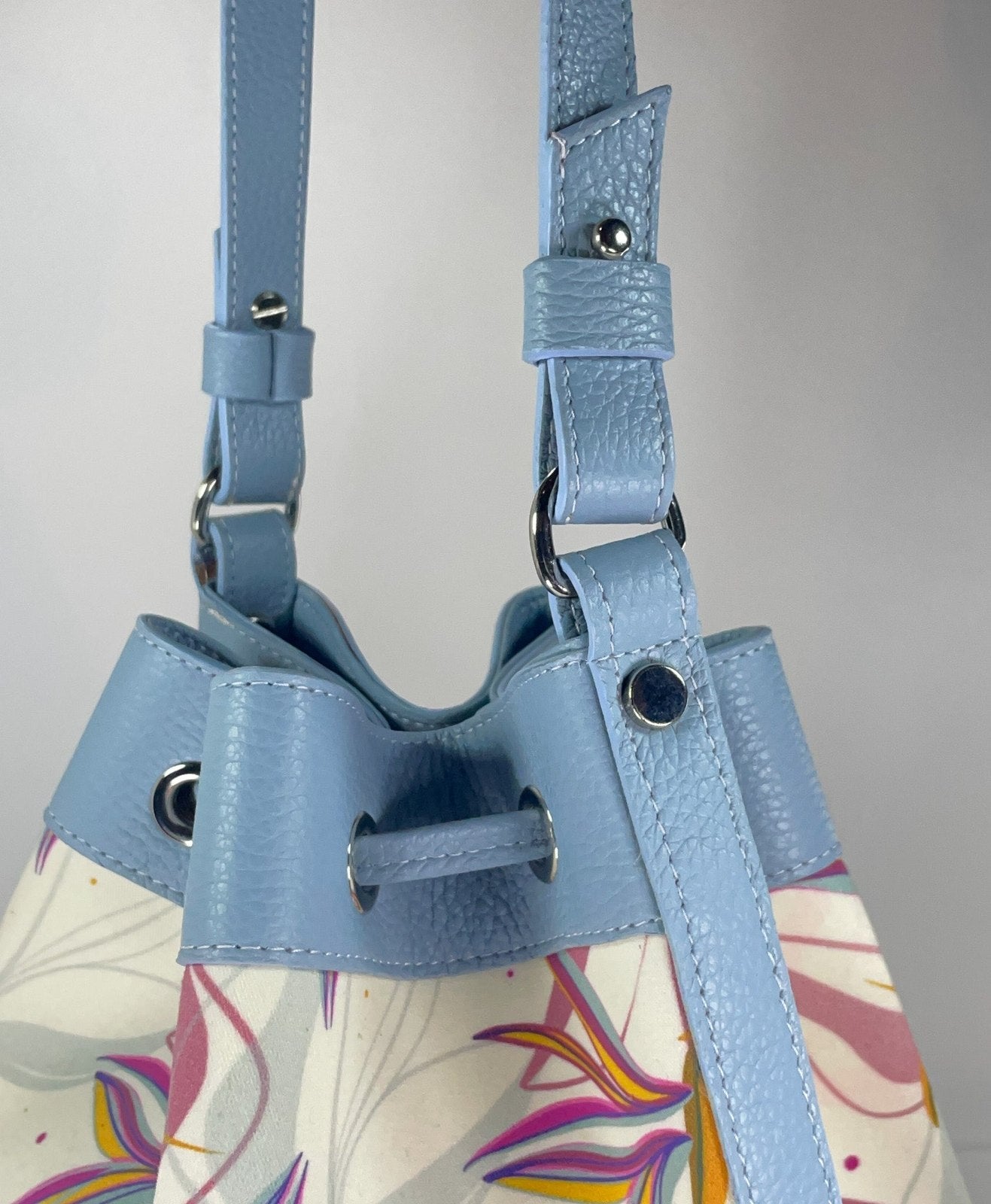 Secchiello KUSAMA azzurro artico e stampa Sterlizia