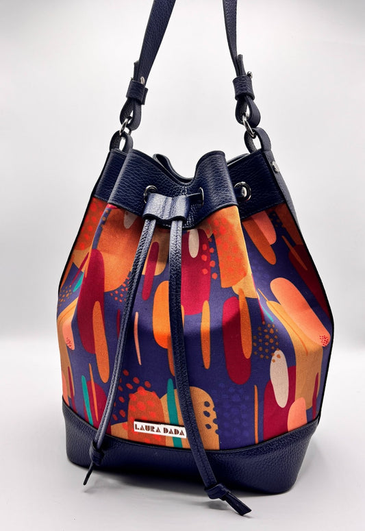 Secchiello KUSAMA blu notte e stampa Riverside