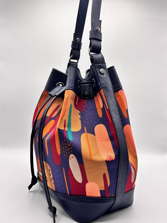 Secchiello KUSAMA blu notte e stampa Riverside