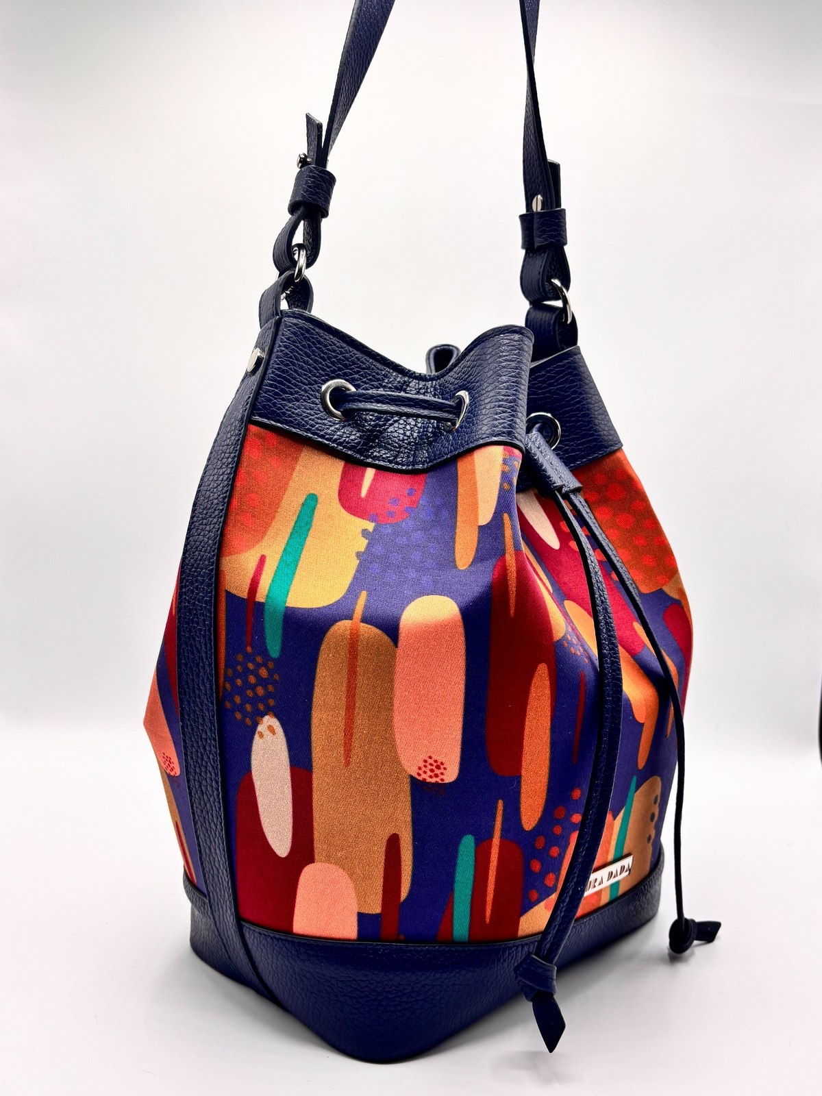 Secchiello KUSAMA blu notte e stampa Riverside