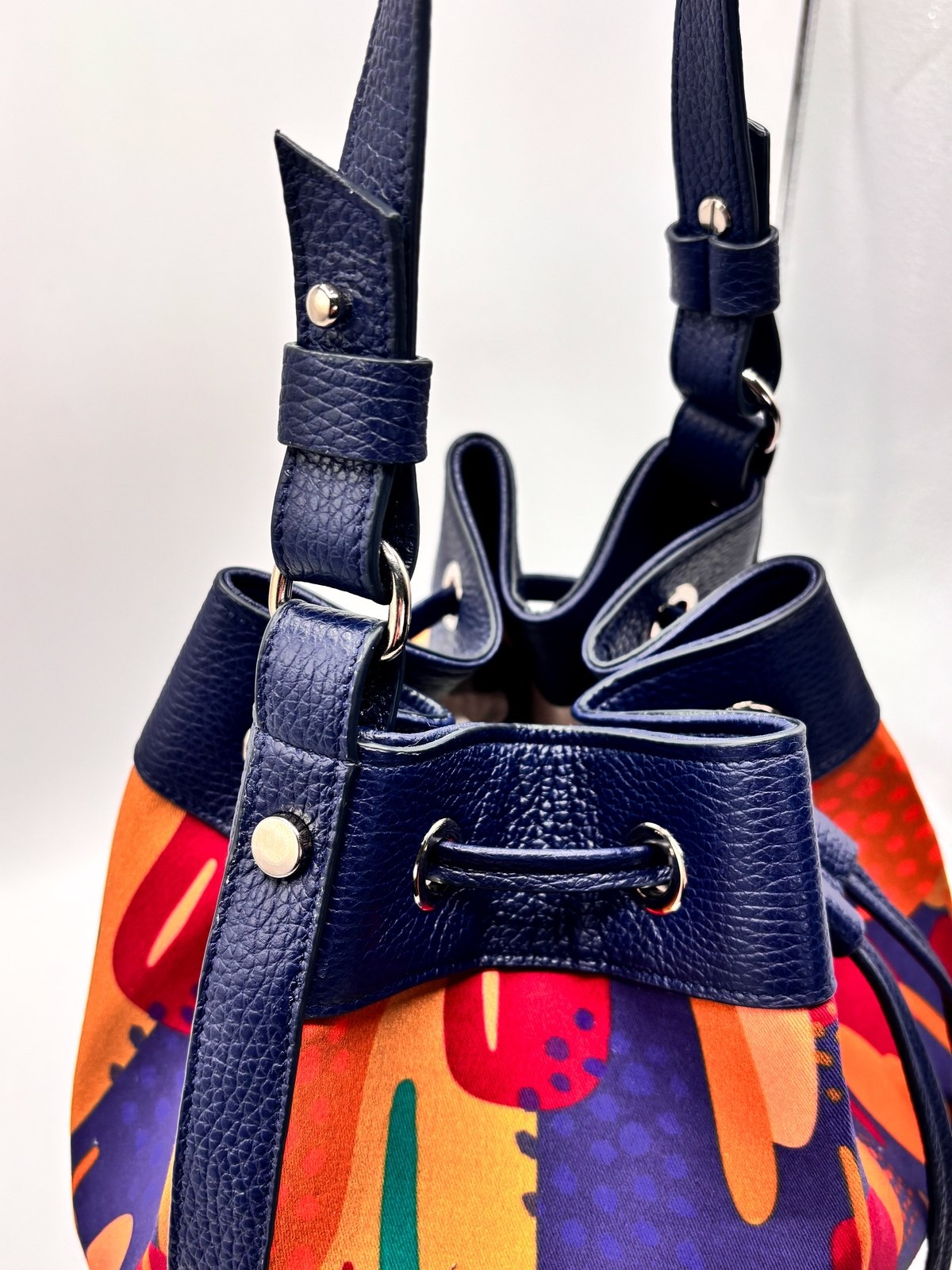 Secchiello KUSAMA blu notte e stampa Riverside