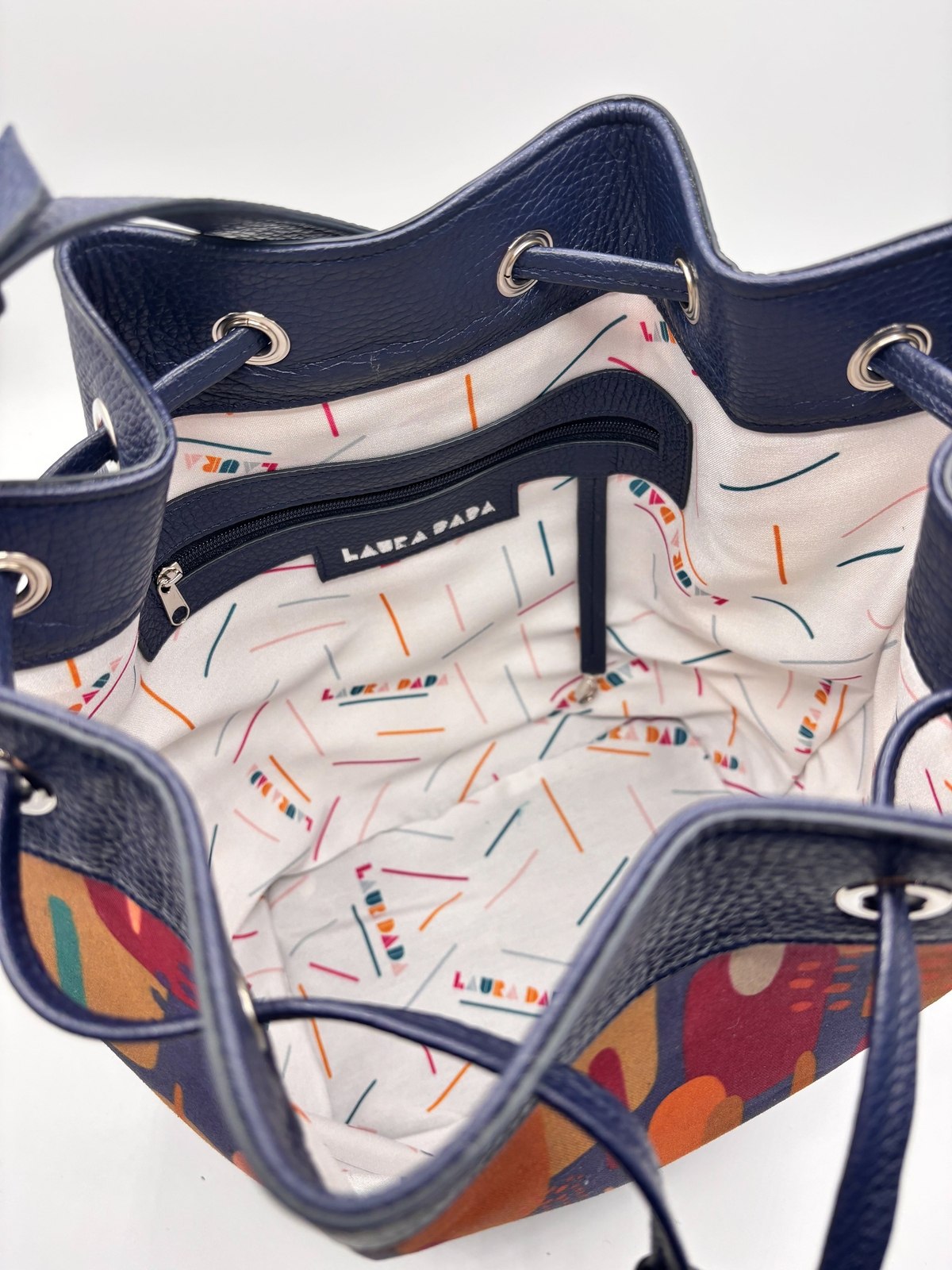 Secchiello KUSAMA blu notte e stampa Riverside