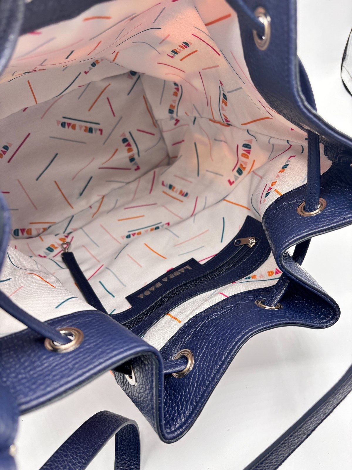 Secchiello KUSAMA blu notte e stampa Riverside