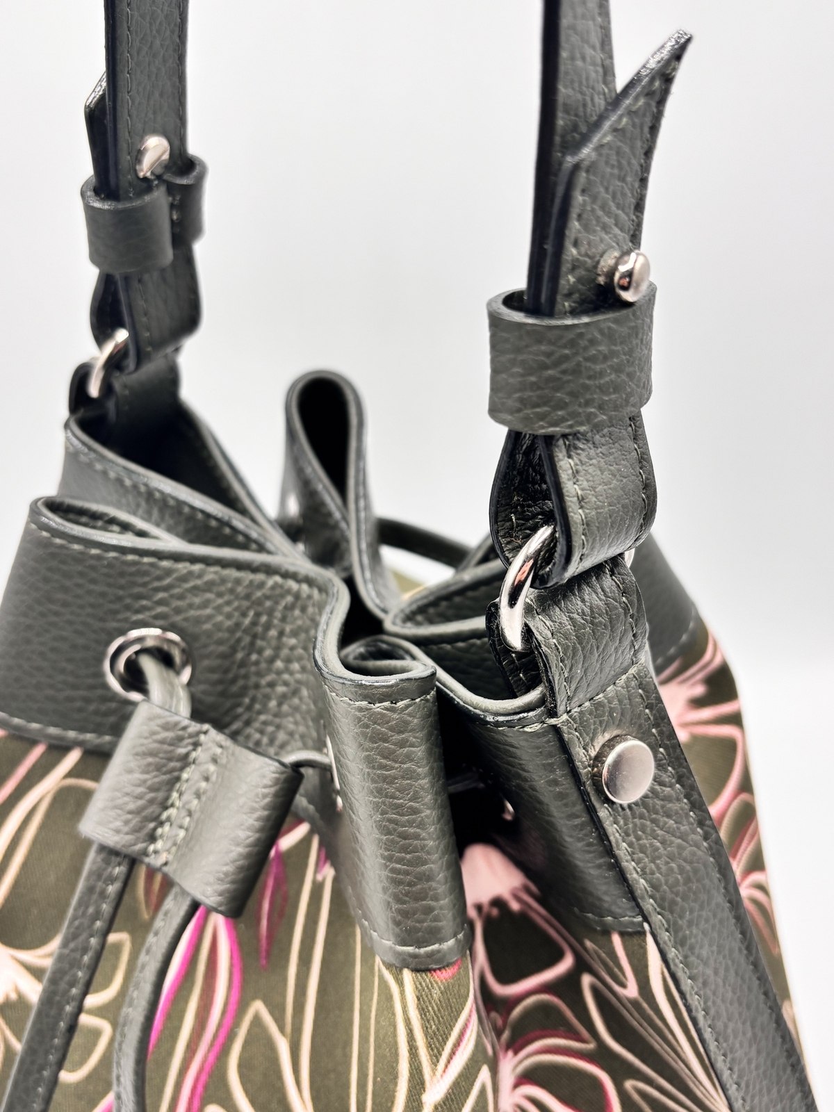 Secchiello KUSAMA verde oliva e stampa Light Bloom