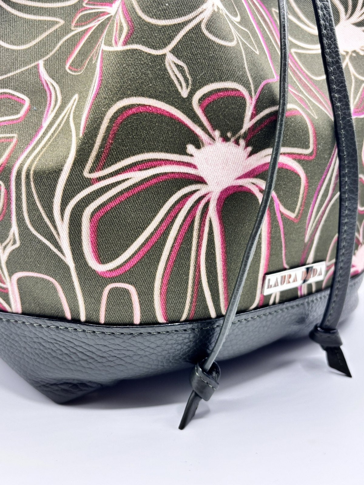 Secchiello KUSAMA verde oliva e stampa Light Bloom