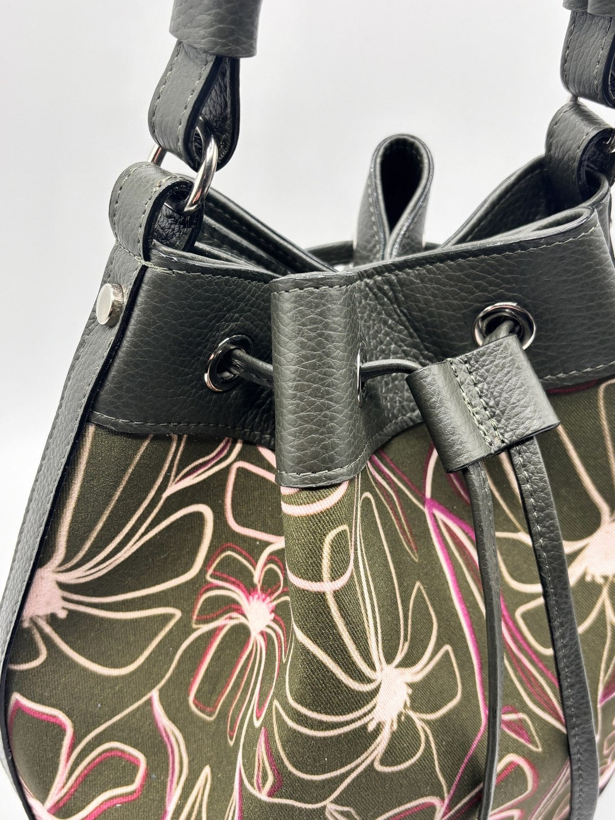 Secchiello KUSAMA verde oliva e stampa Light Bloom