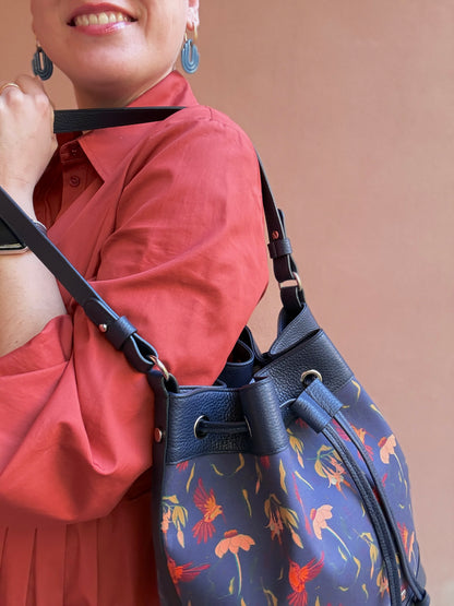 Secchiello KUSAMA blu notte e stampa Colibrì