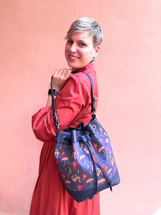 Secchiello KUSAMA blu notte e stampa Colibrì