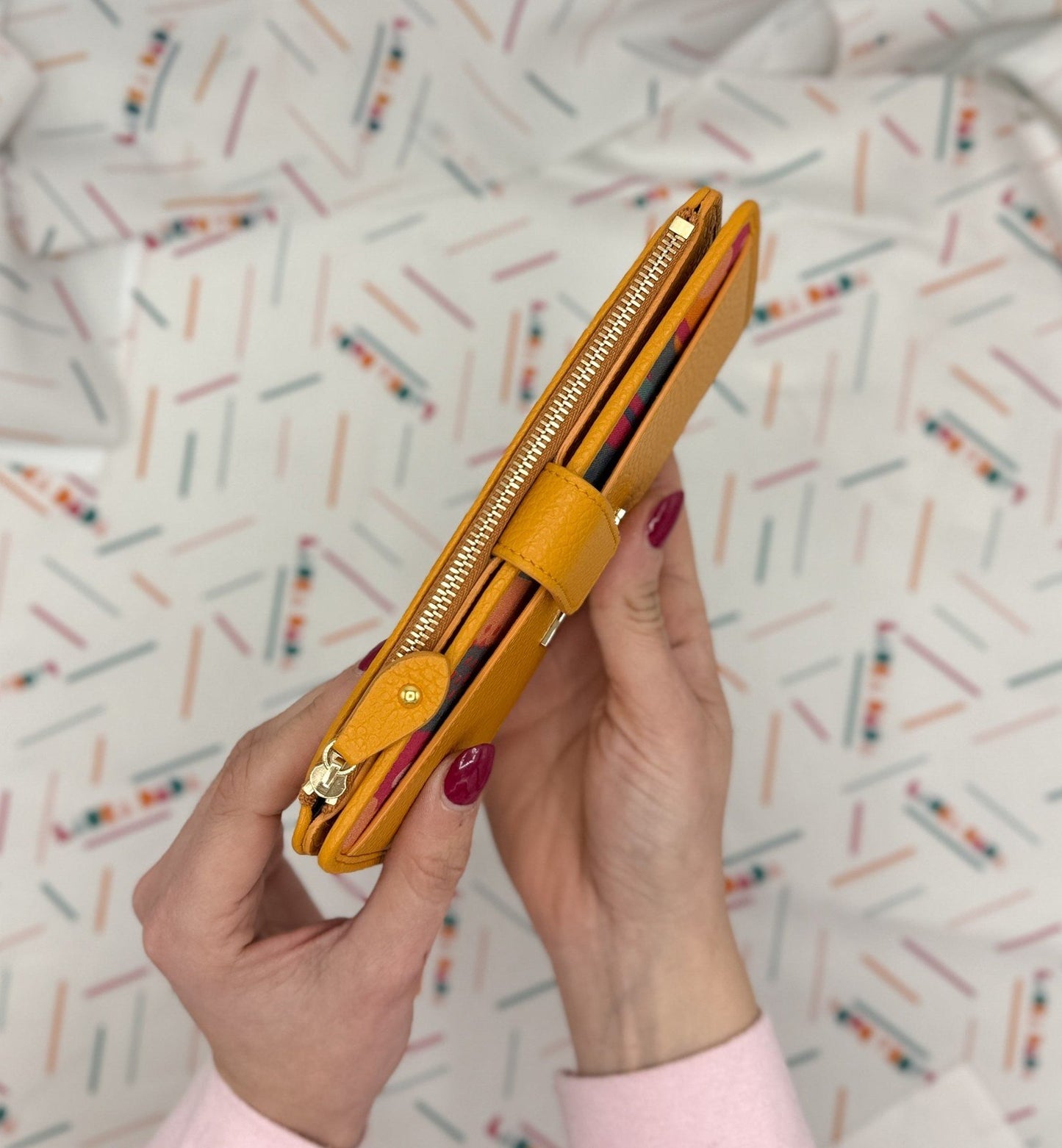 Portafoglio TILDA pelle senape e stampa Riverside + Star Box ✨