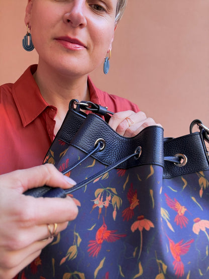 Secchiello KUSAMA blu notte e stampa Colibrì