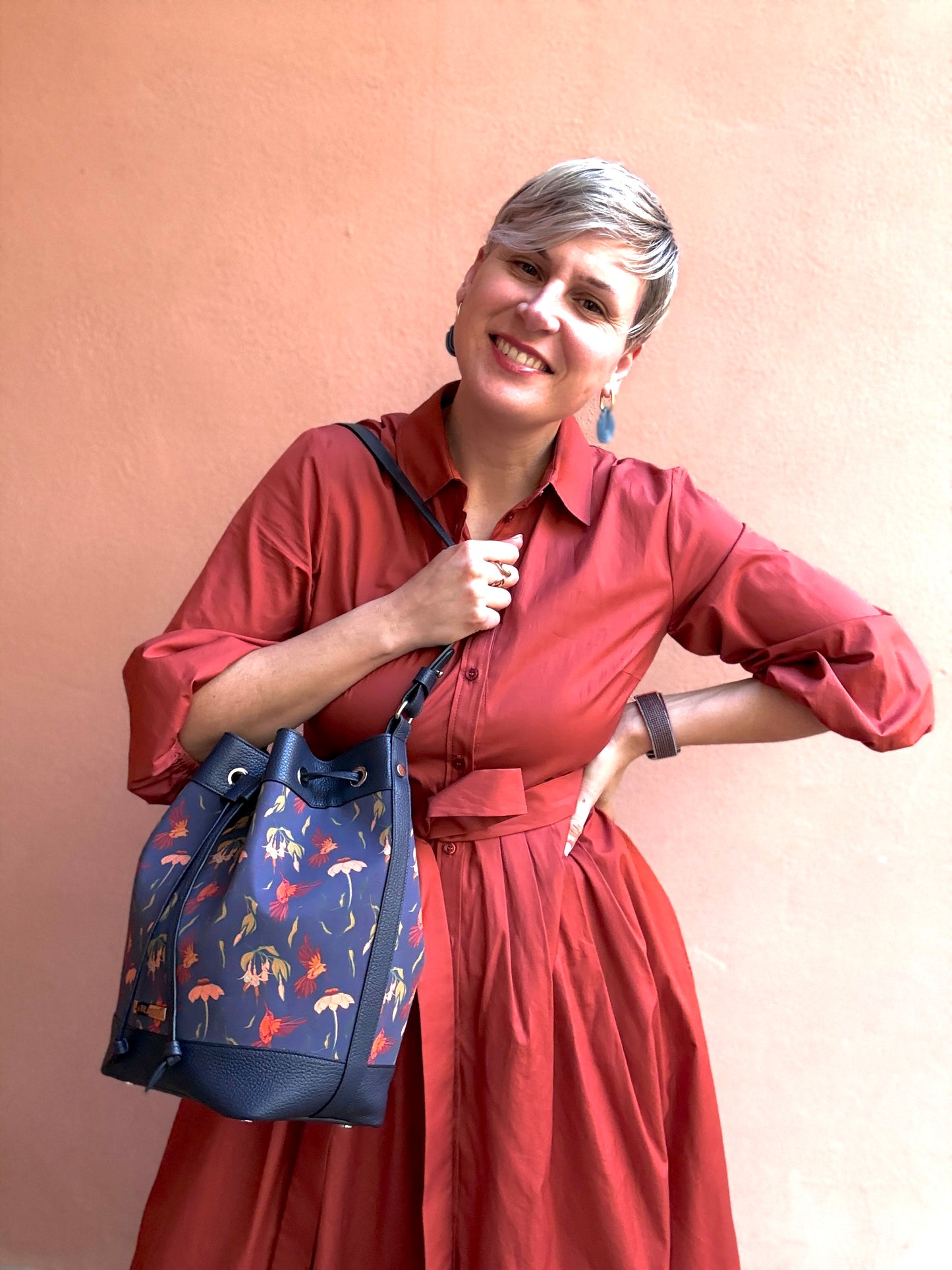 Secchiello KUSAMA blu notte e stampa Colibrì