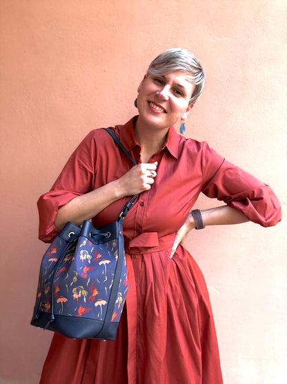 Secchiello KUSAMA blu notte e stampa Colibrì