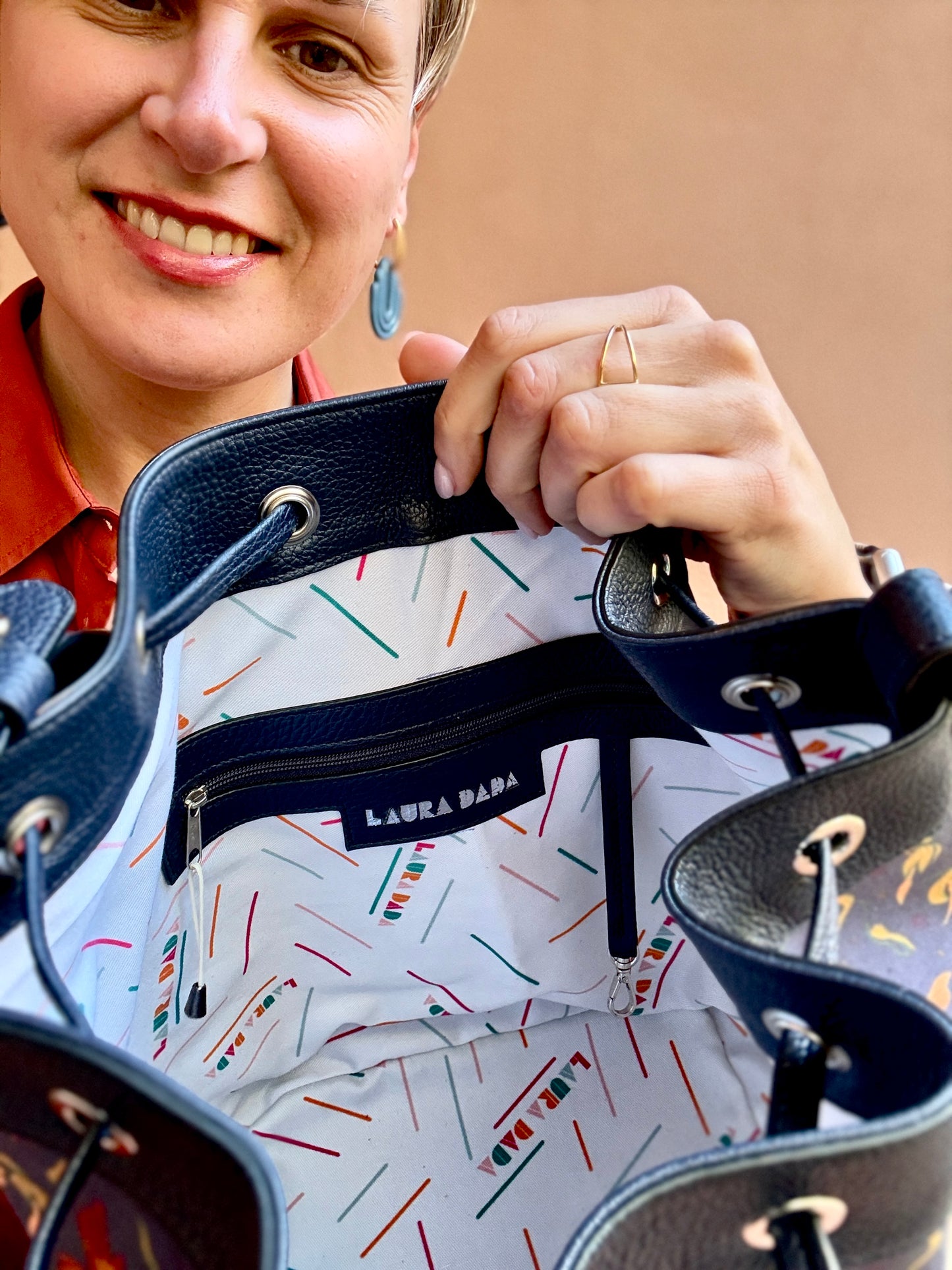 Secchiello KUSAMA blu notte e stampa Colibrì