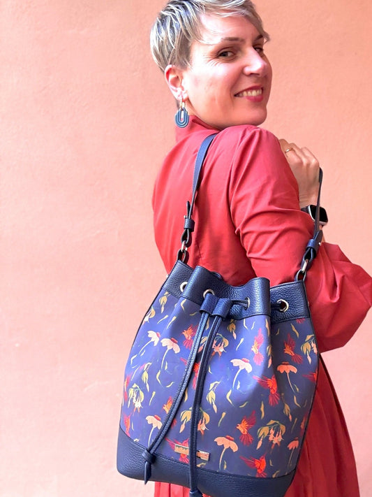 Secchiello KUSAMA blu notte e stampa Colibrì