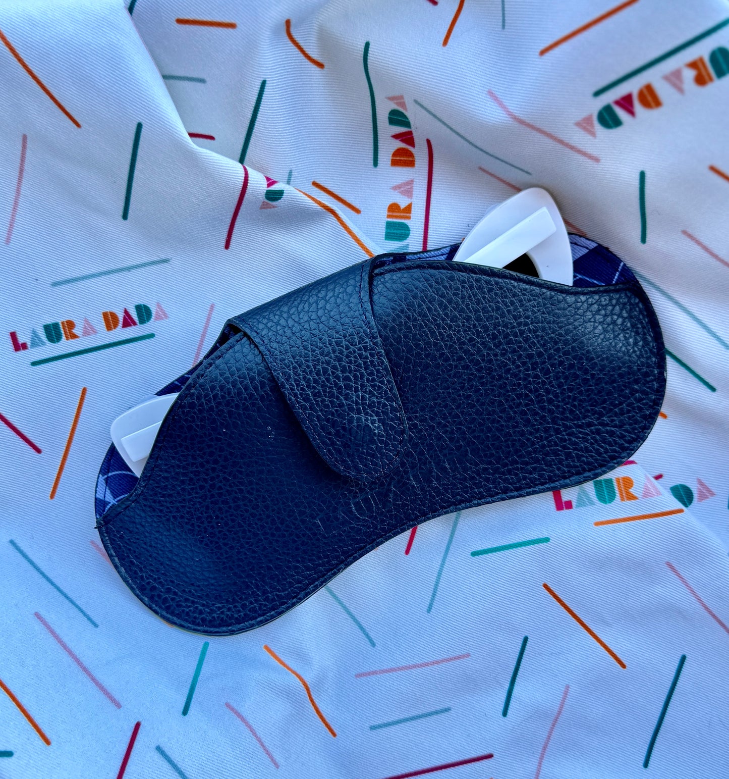 Custodia porta occhiali pelle blu notte e stampa Futurismo