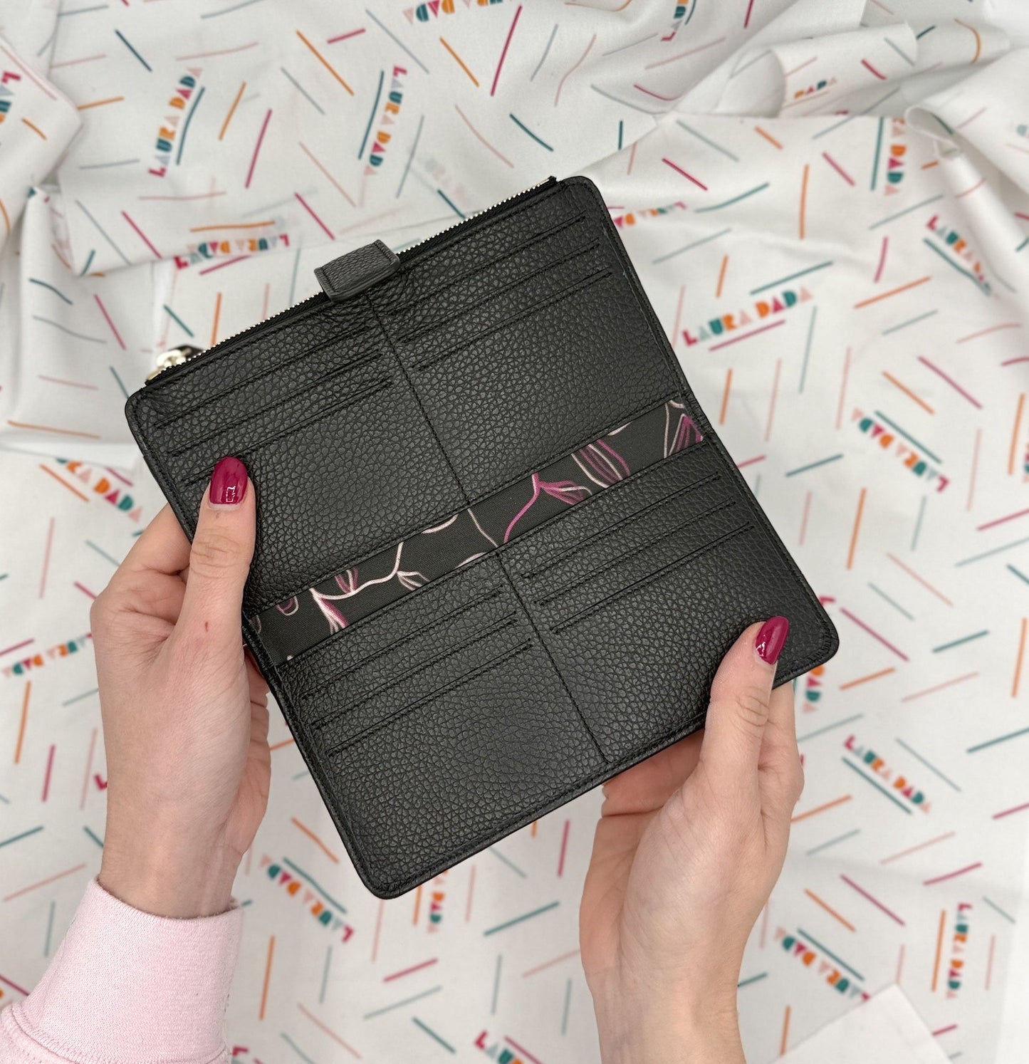 Portafoglio TILDA pelle nera e stampa Light Bloom + Star Box ✨
