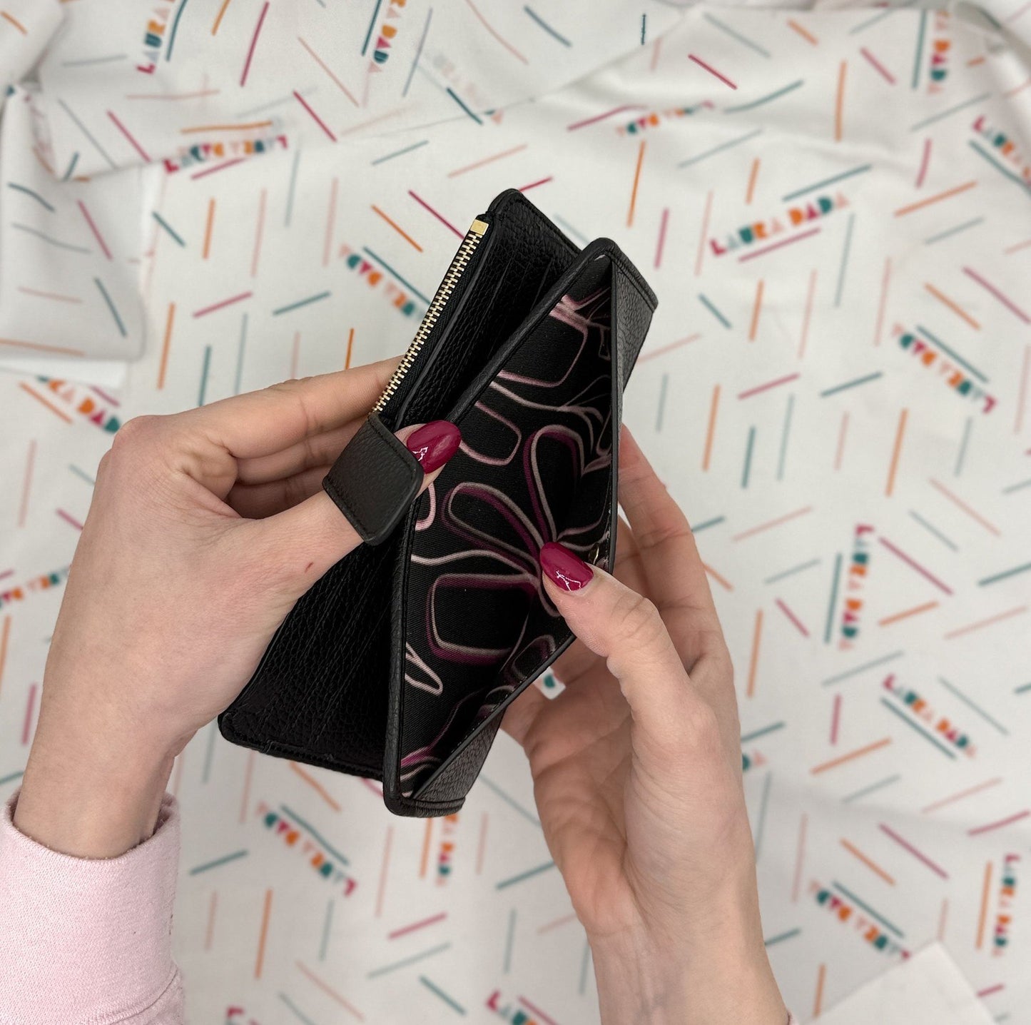 Portafoglio TILDA pelle nera e stampa Light Bloom + Star Box ✨