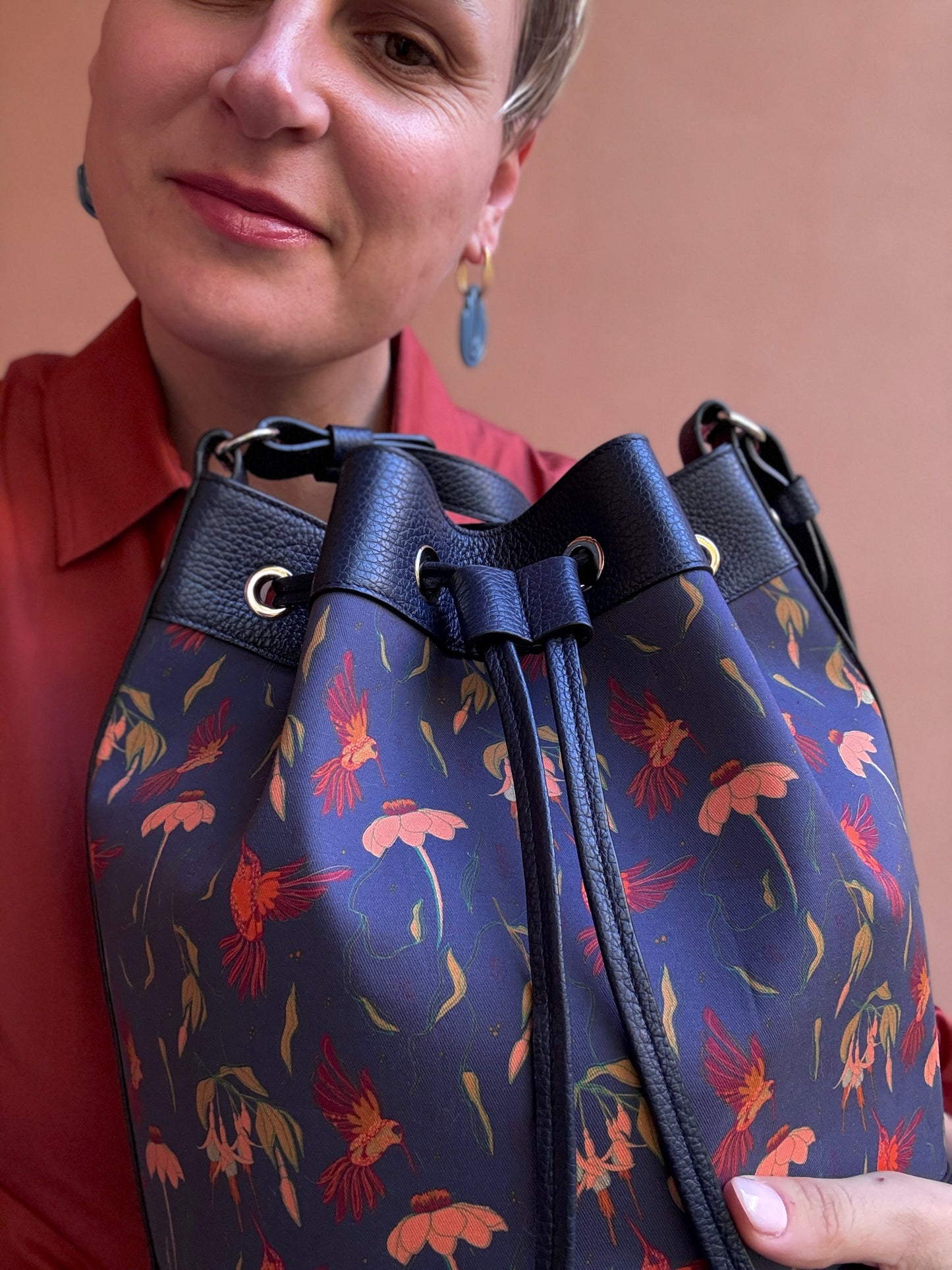 Secchiello KUSAMA blu notte e stampa Colibrì