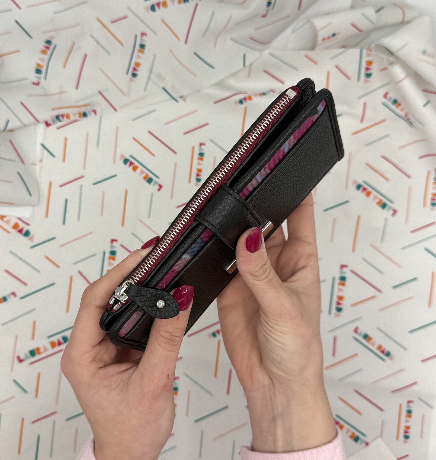 Portafoglio TILDA pelle nera e stampa Brush + Star Box ✨