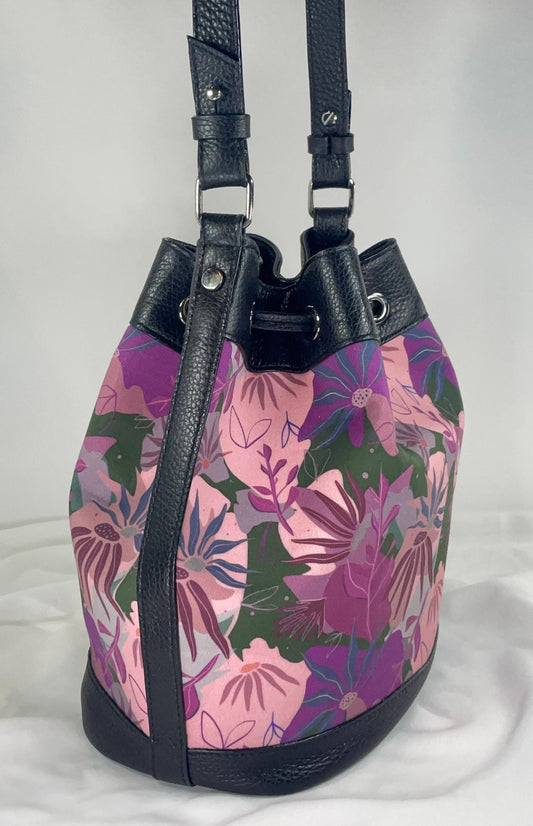 Secchiello KUSAMA nero e stampa Encanto