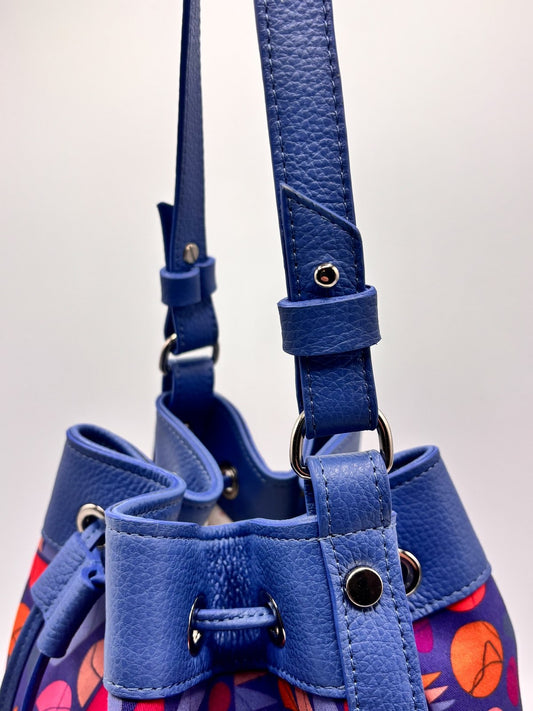 Secchiello KUSAMA blu atomo e stampa Circus