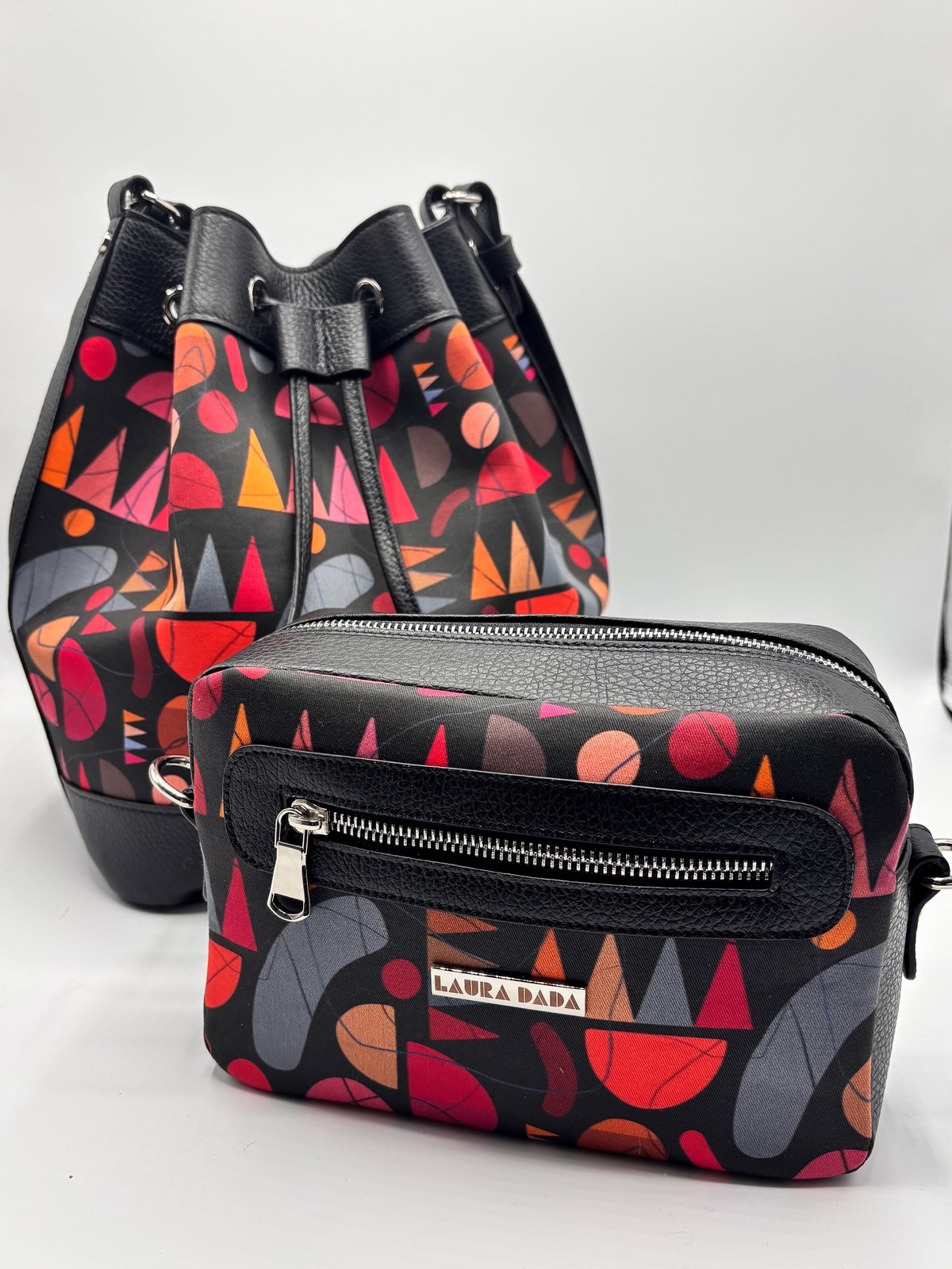 Set esclusivo: secchiello Kusama e tracolla Florence nera e stampa Circus