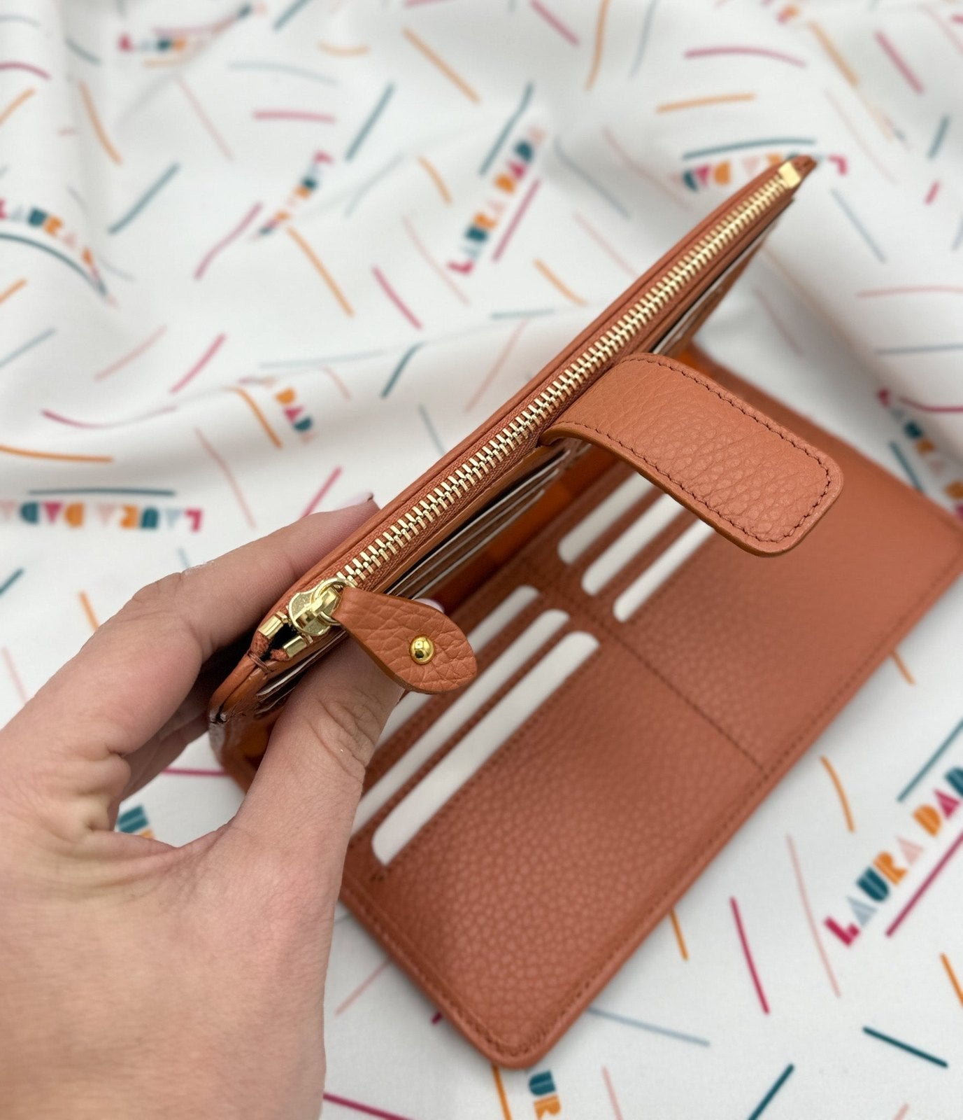 Portafoglio TILDA pelle terracotta e stampa Riverside + Star Box