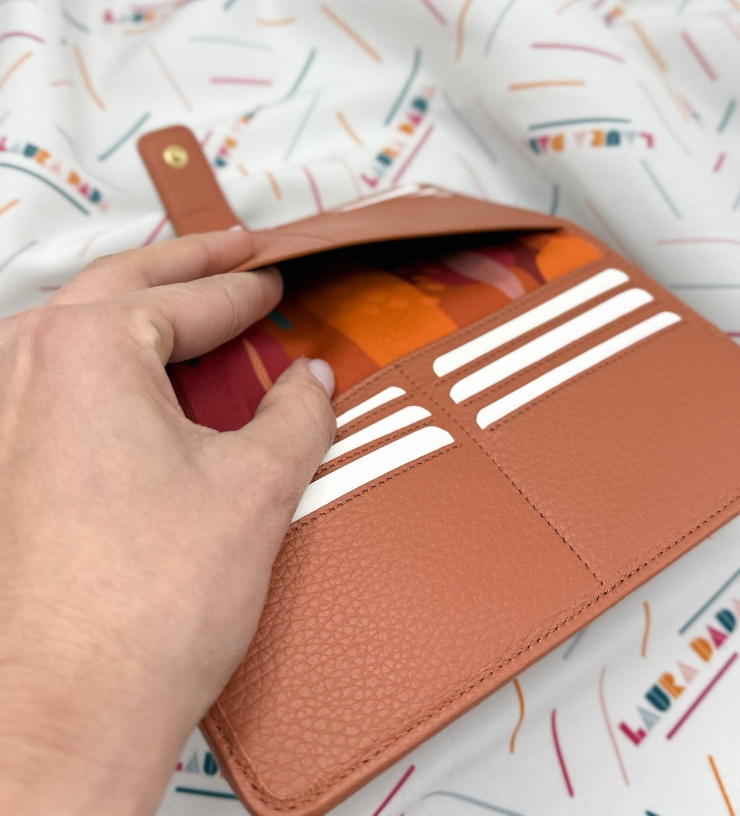 Portafoglio TILDA pelle terracotta e stampa Riverside + Star Box