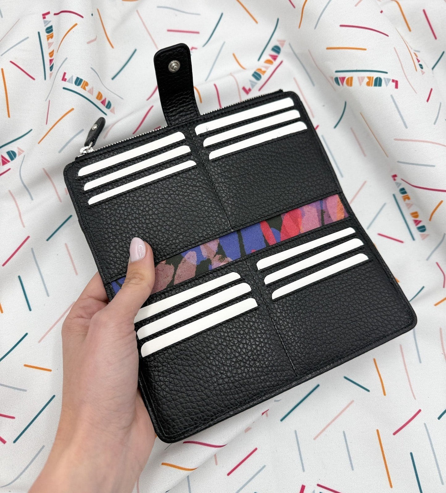 Portafoglio TILDA pelle nera e stampa Ombre + Star Box