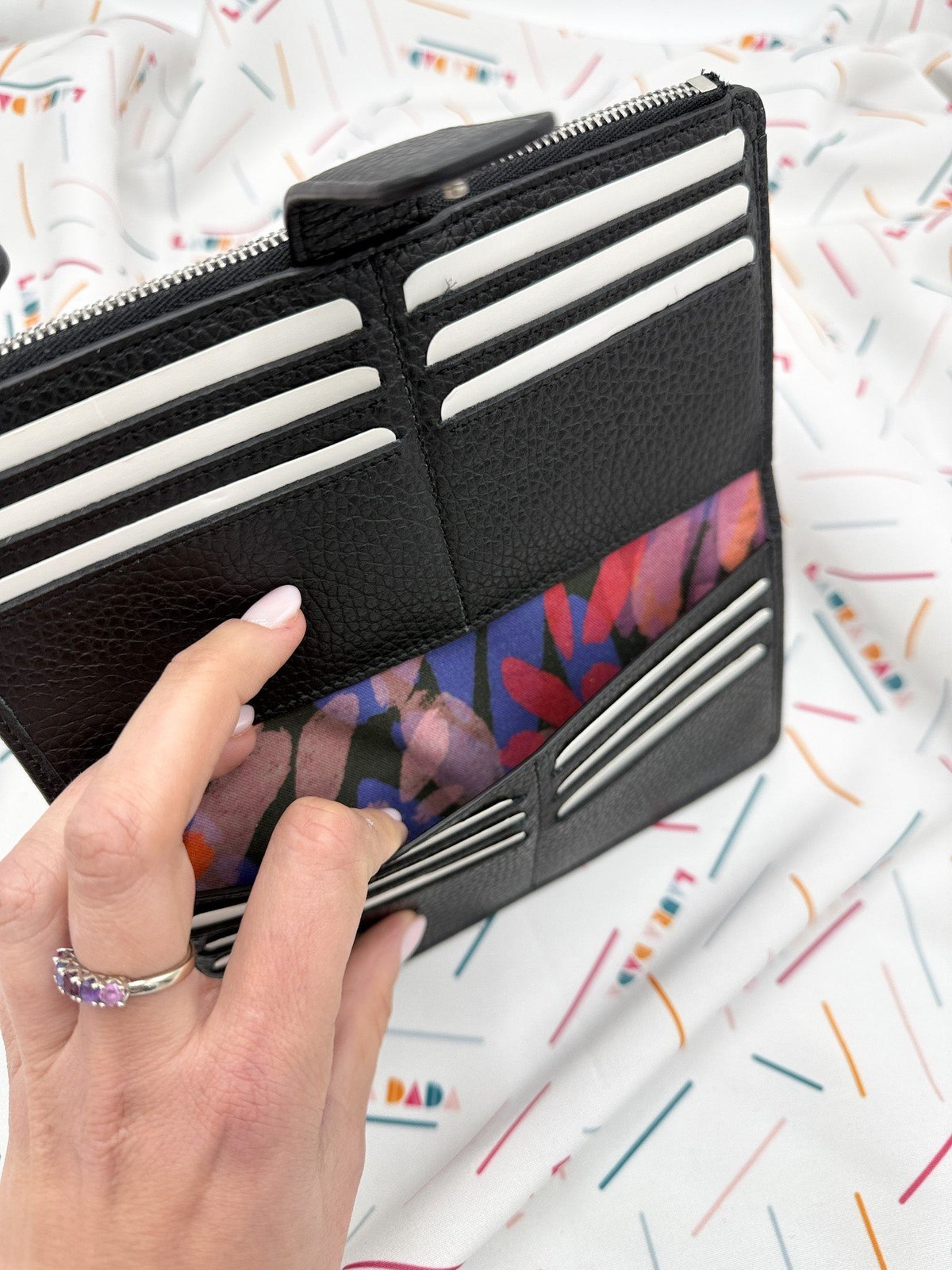 Portafoglio TILDA pelle nera e stampa Ombre + Star Box