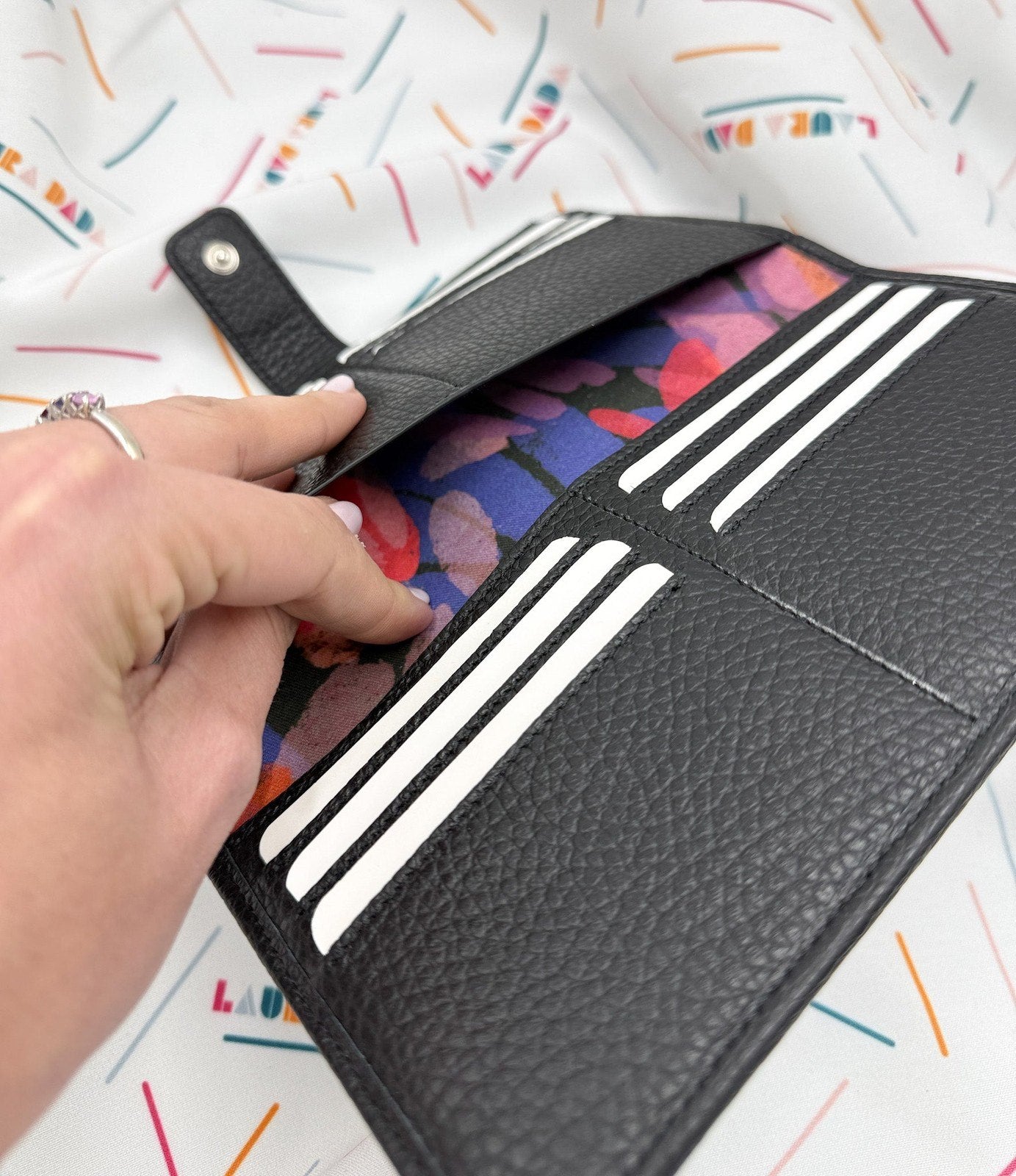 Portafoglio TILDA pelle nera e stampa Ombre + Star Box