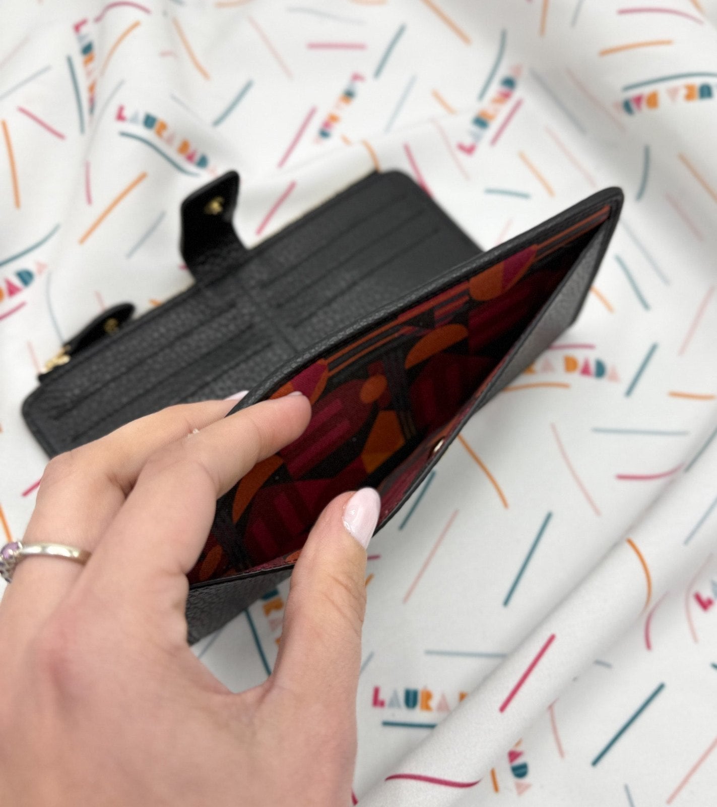 Portafoglio TILDA pelle nera e stampa House of the Sun + Star Box