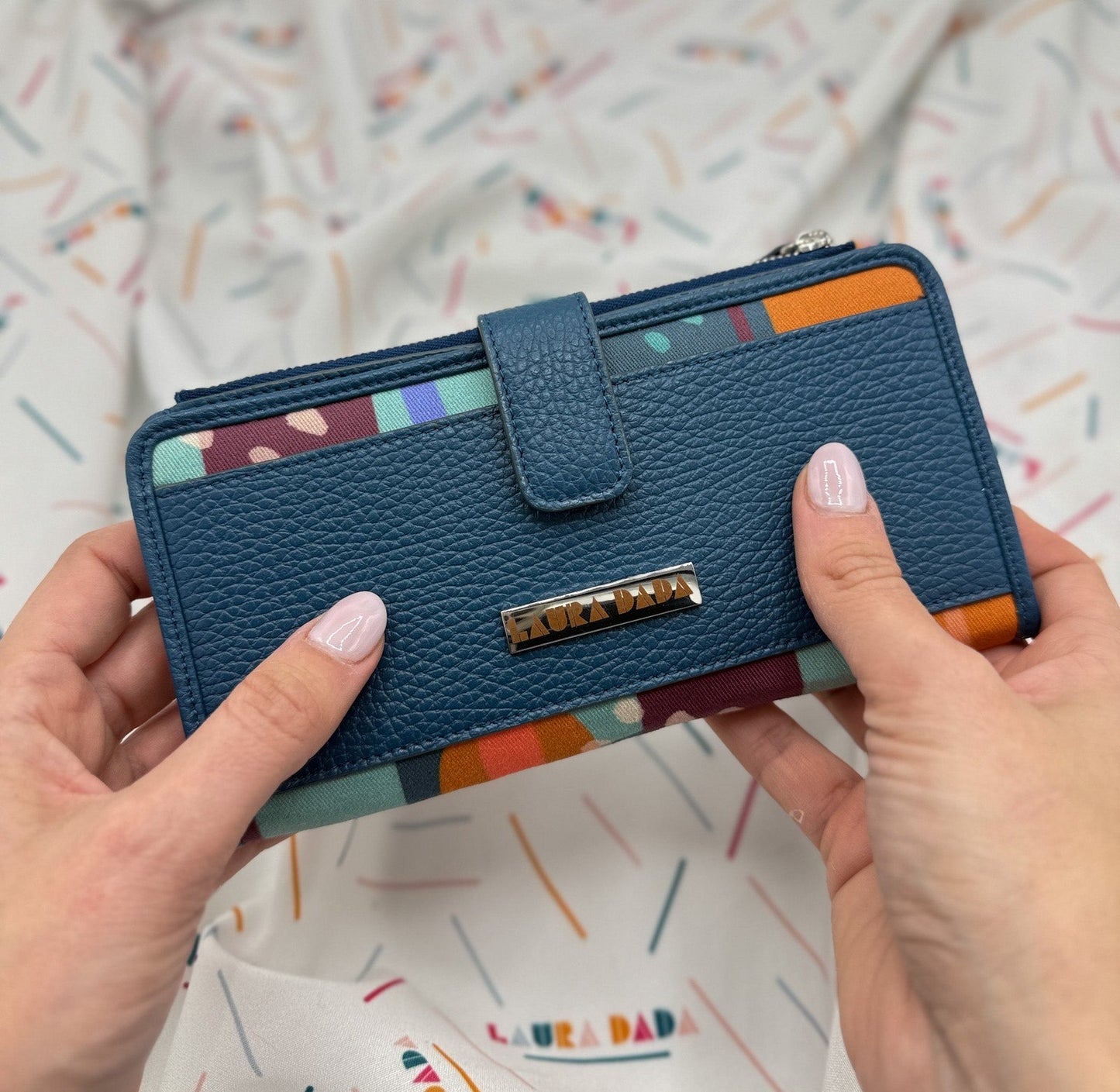 Portafoglio TILDA pelle blu pavone e stampa Riverside + Star Box ✨