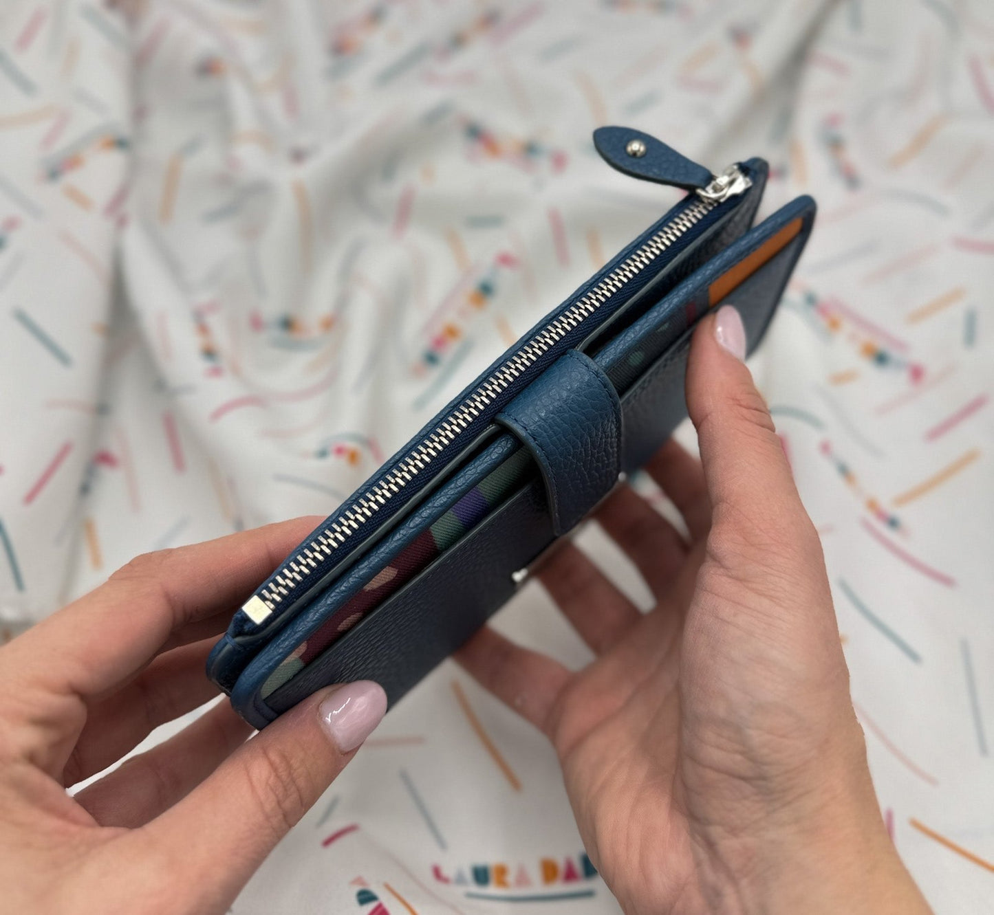 Portafoglio TILDA pelle blu pavone e stampa Riverside + Star Box ✨