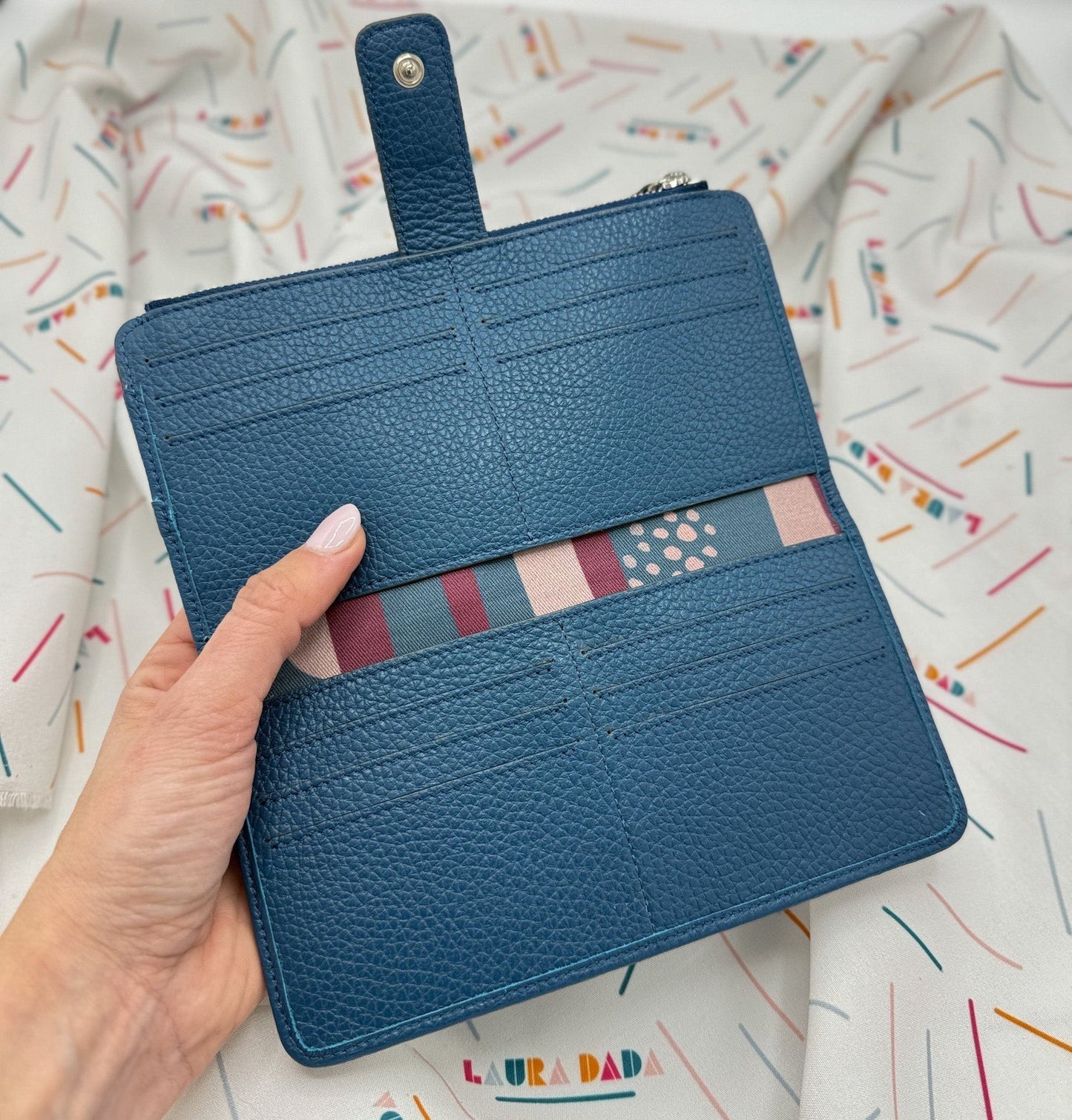 Portafoglio TILDA pelle blu pavone e stampa Riverside + Star Box ✨