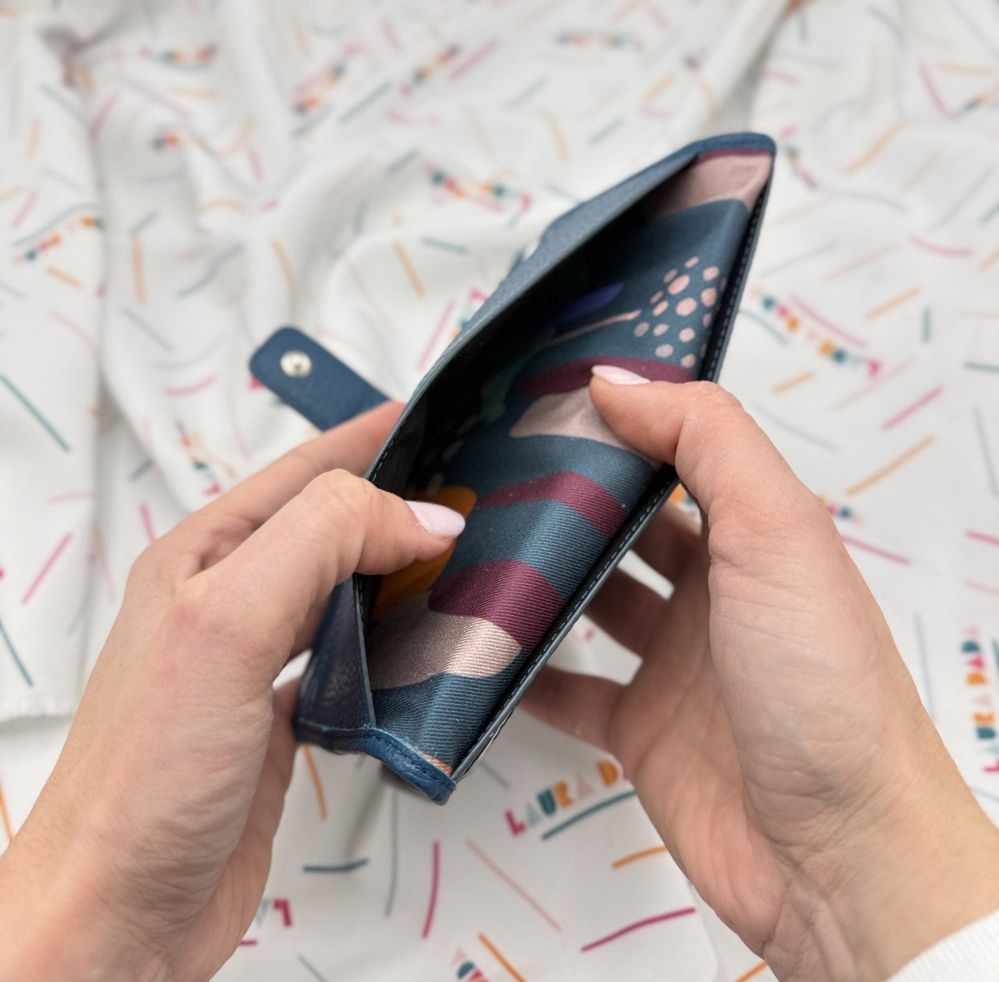 Portafoglio TILDA pelle blu pavone e stampa Riverside + Star Box ✨