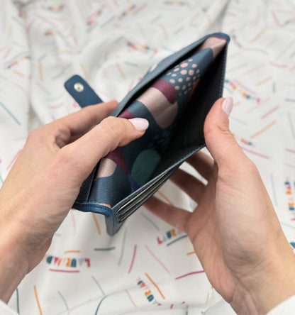 Portafoglio TILDA pelle blu pavone e stampa Riverside + Star Box ✨